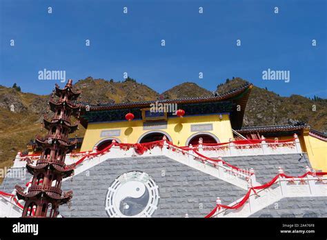 La Pagode Spirituelle de Liuzhou : Un joyau architecturale flottant sur les eaux émeraude !