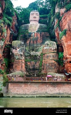  Le Grand Bouddha de Leshan: Une Gigantesque Sculpture à Flâner Autour et à Contempler